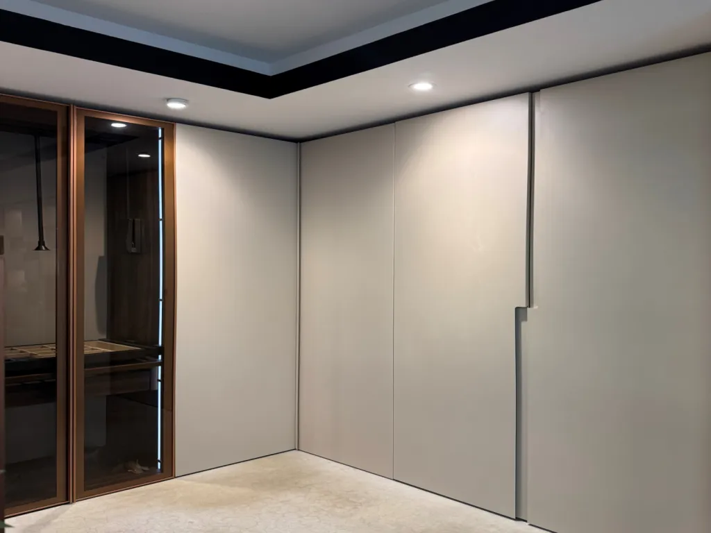 Création de dressing sur-mesure avec portes coulissantes et éclairage intégré pour petit espace en L à Tournefeuille Haute-Garonne 31170