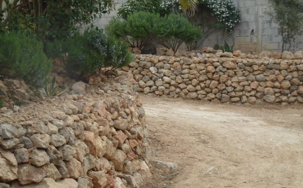 Construction d'un mur de soutènement en pierre avec barbacane intégrée sur Marseille