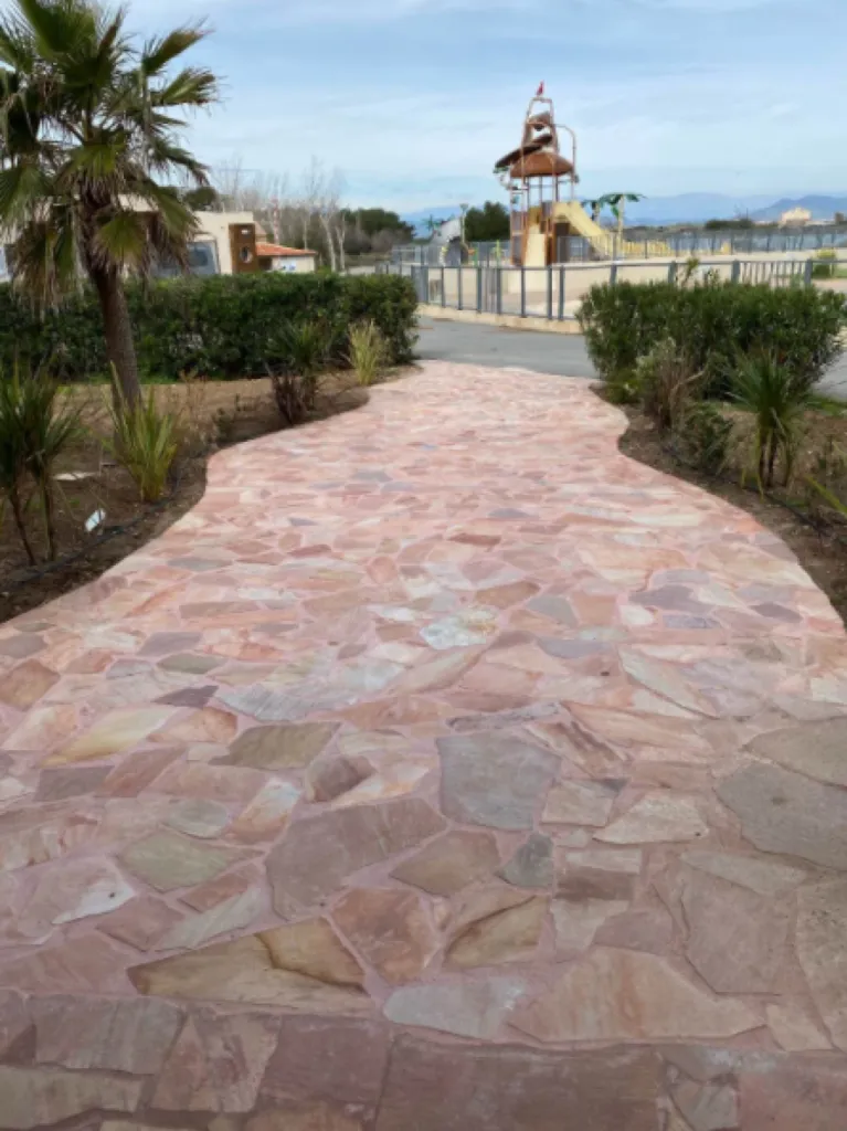 allée , en beton armée et pose de dallage en pierre   a st aygulf dans le var