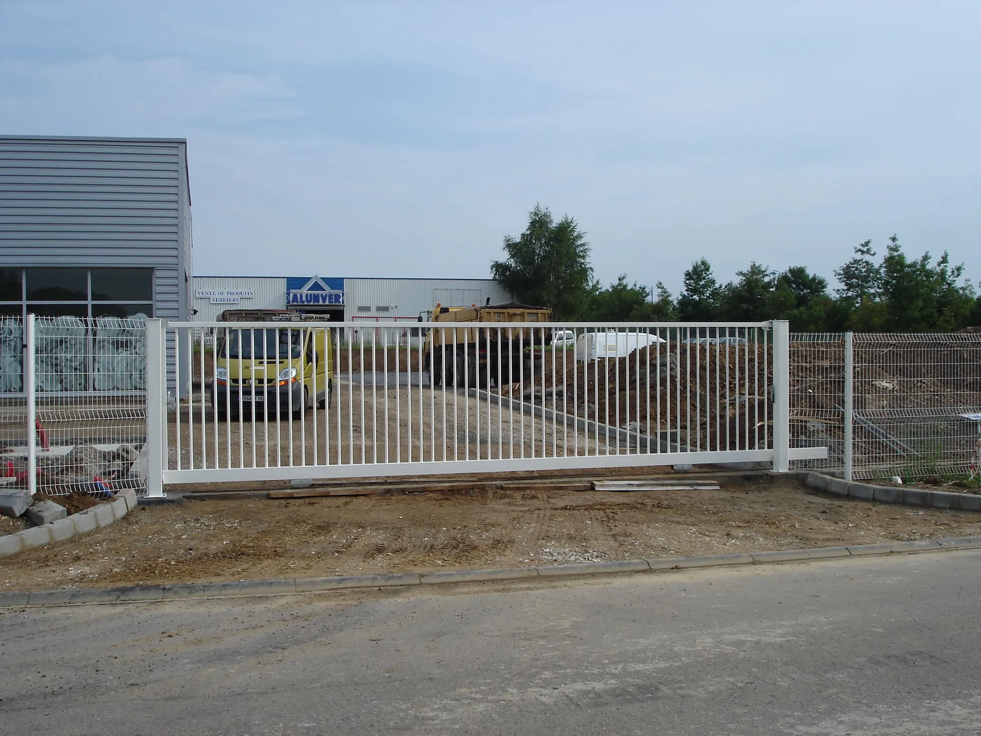 Installation de Portail grande dimension professionnel coulissant autoportant, Fermetures industrielles et Sécurisation de sites au Havre et sa Région ou Agglomération en Seine-Maritime 76