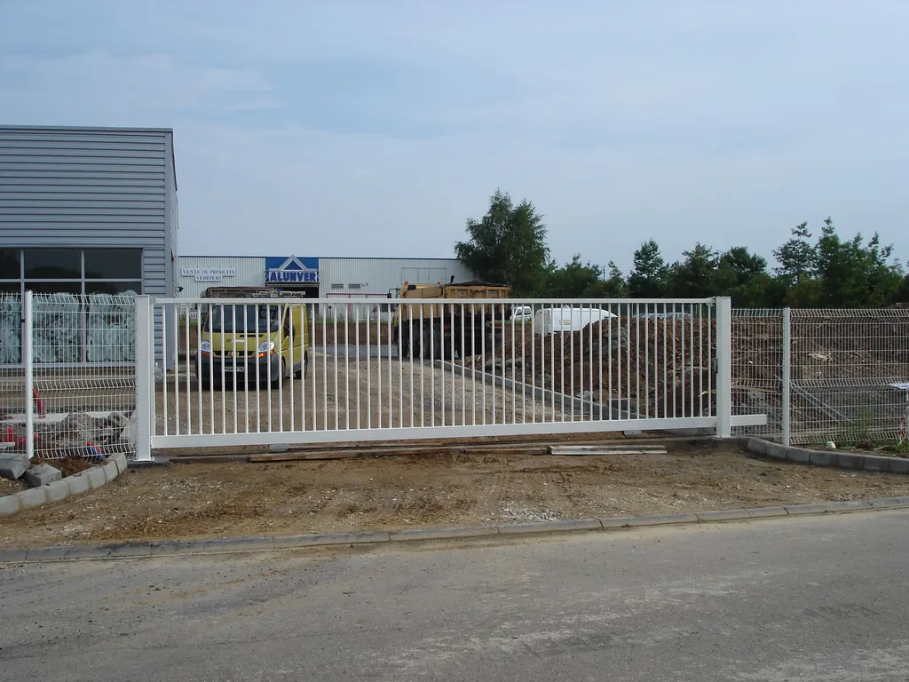 Installation de Portail grande dimension professionnel coulissant autoportant, Fermetures industrielles et Sécurisation de sites au Havre et sa Région ou Agglomération en Seine-Maritime 76