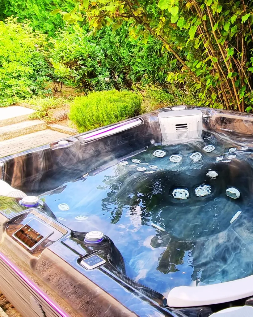 spa-jacuzzi-makalu-5-places-dont-deux-allongées-et-trois-assises