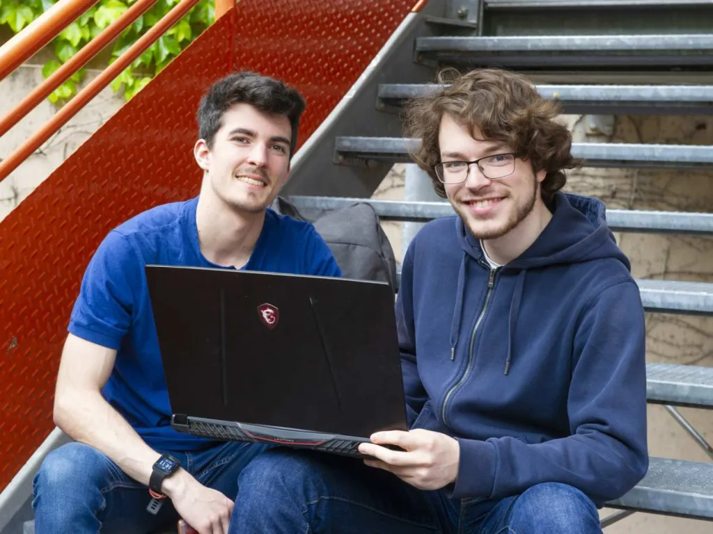 reportage photographique pour école d'enseignement supérieur 2 étudiants avec un ordinateur portable sur le campus