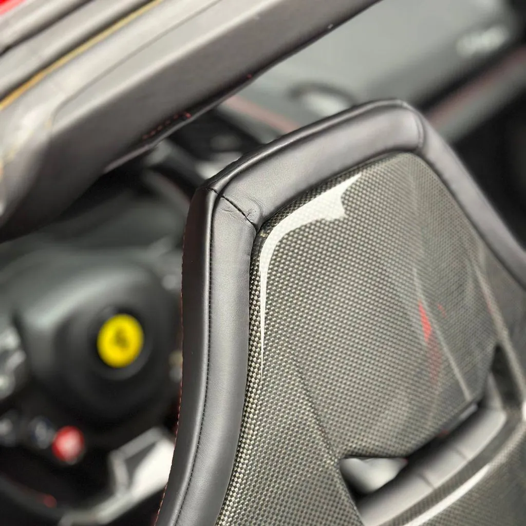 Réparation et repigmentation du cuir sur une Ferrari 488 Spider à Le Mans (72)