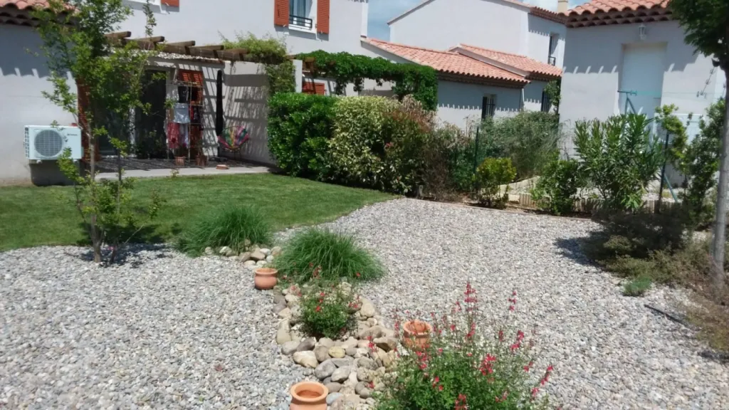 Création et aménagement jardin méditerranéen pour une maison avec terrasse à Pelissanne