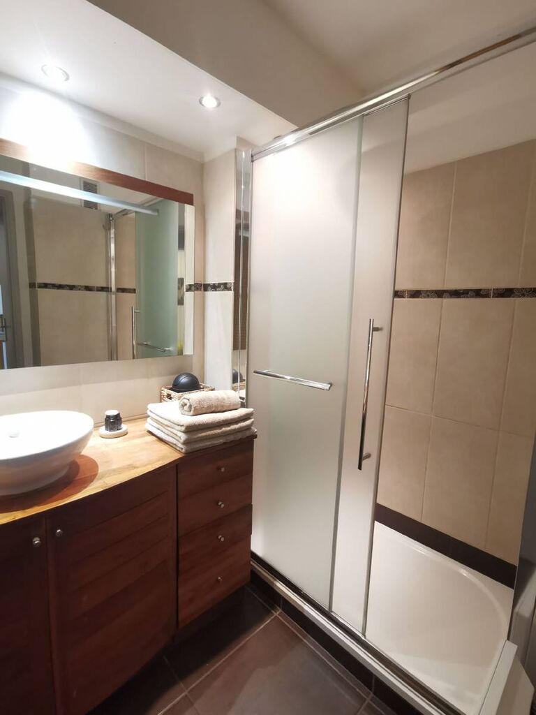 Appartement Cassis  ouvrant sur terrasse et jardinet privatif dans résidence sécurisée avec parking