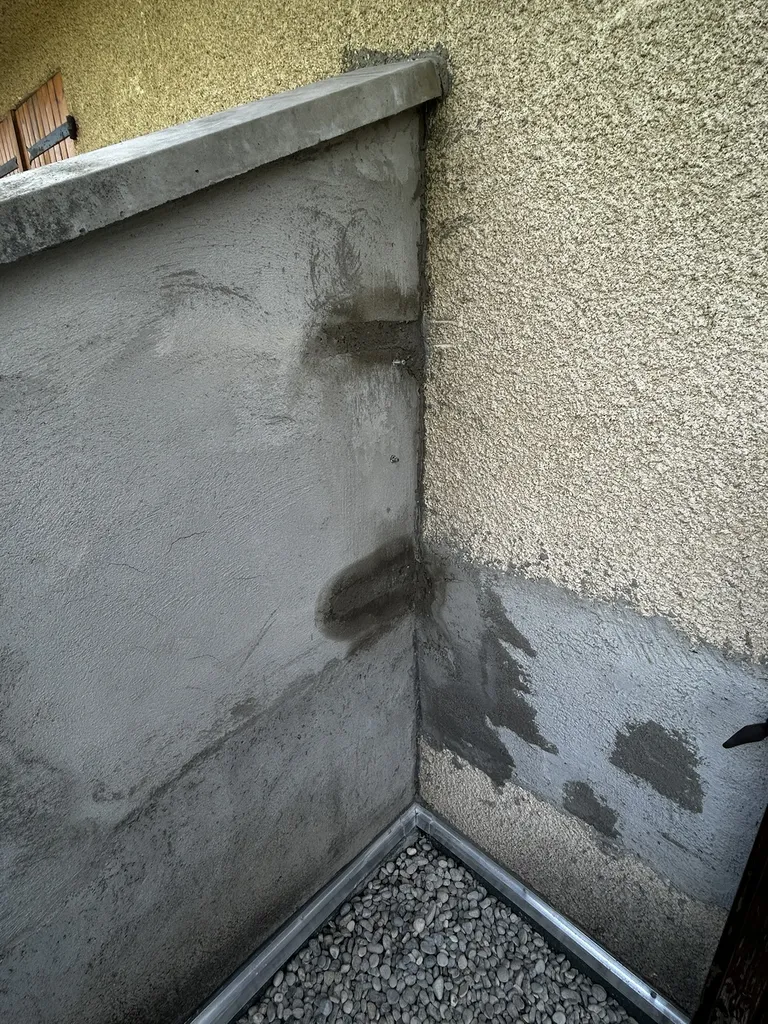 Cycle technique complet (purge, agrafage de 3 aciers et rebouchage au mortier) finalisé sur le mur extérieur d’une maison à Villefranche-sur-Saône avant l'application du nouvel enduit de façade.