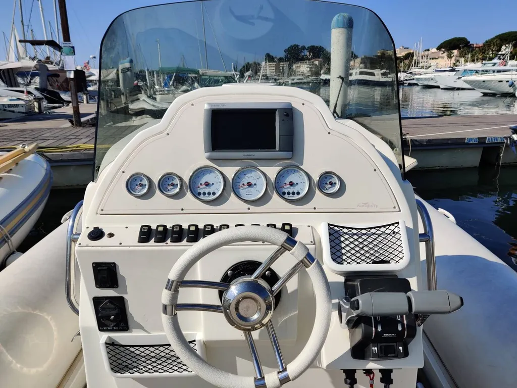 Acheter un bateau à moteur d'occasion dans le Var