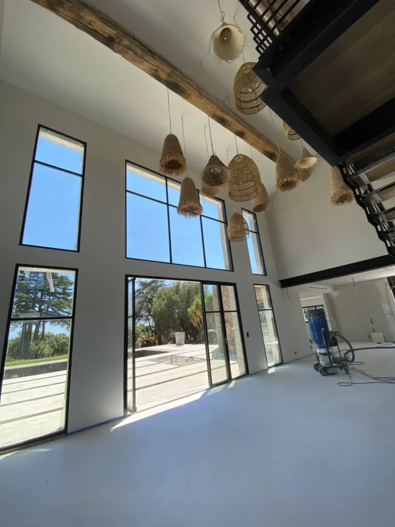 Peinture intérieure d’une maison neuve moderne aux Issambres dans le Var 83