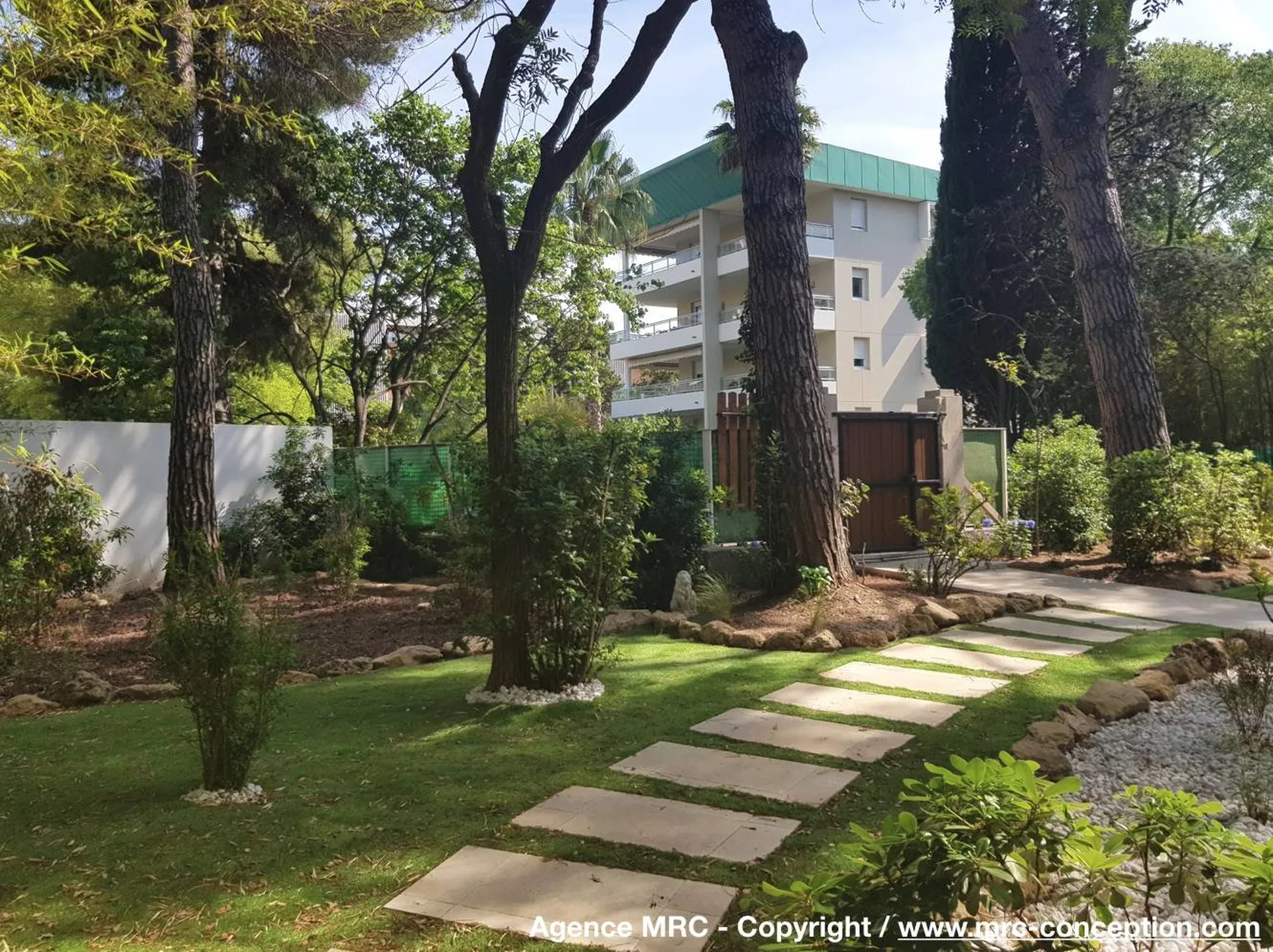 Les architectes Paysagiste de l'AGENCE MRC on travailler sur l'agrandissement d'une construction d'un maison avec piscine avec aménagement de terrasses sur Ventabren 13122