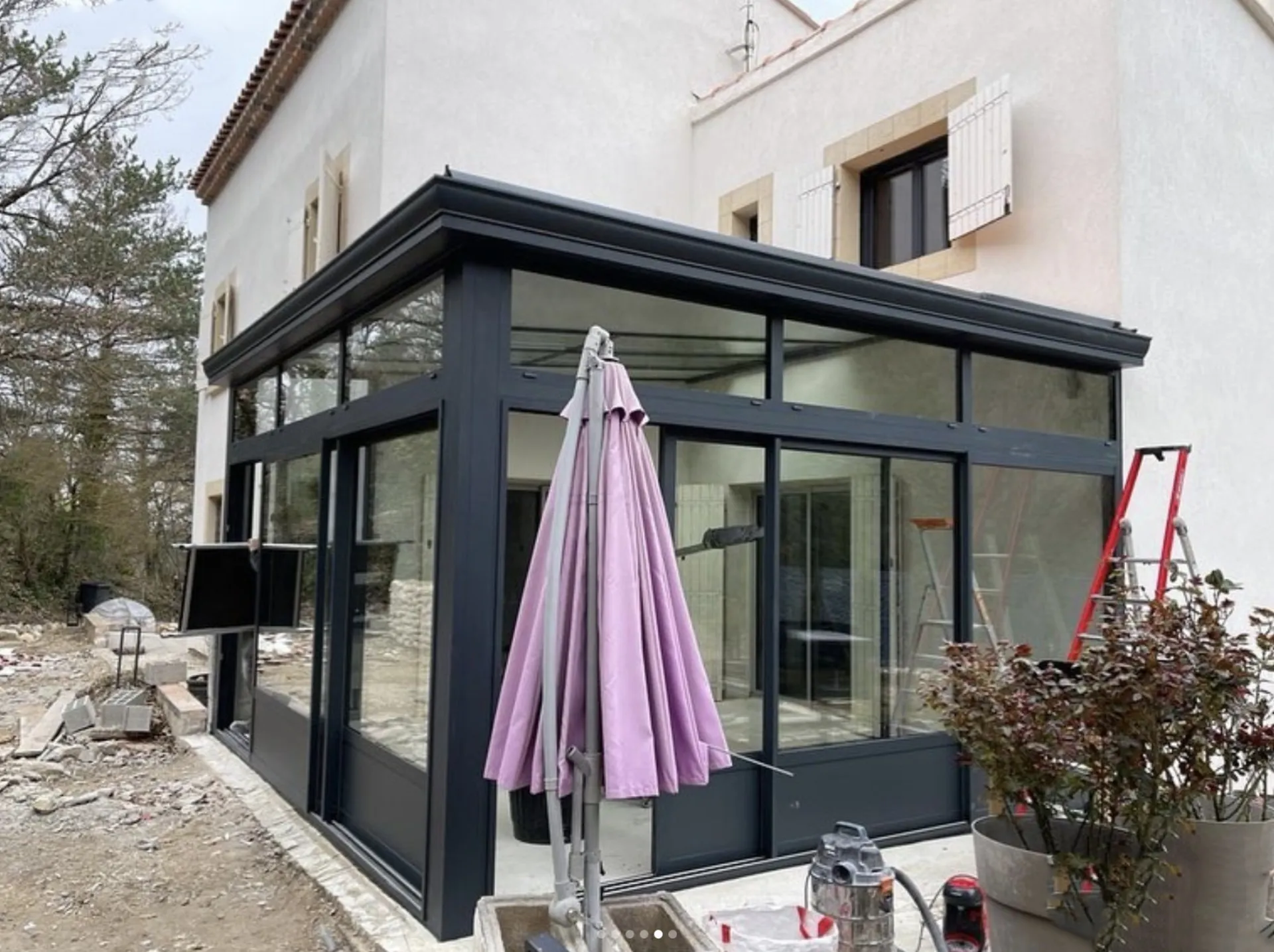 véranda en aluminium Technal de couleur noire près d' Aix en Provence