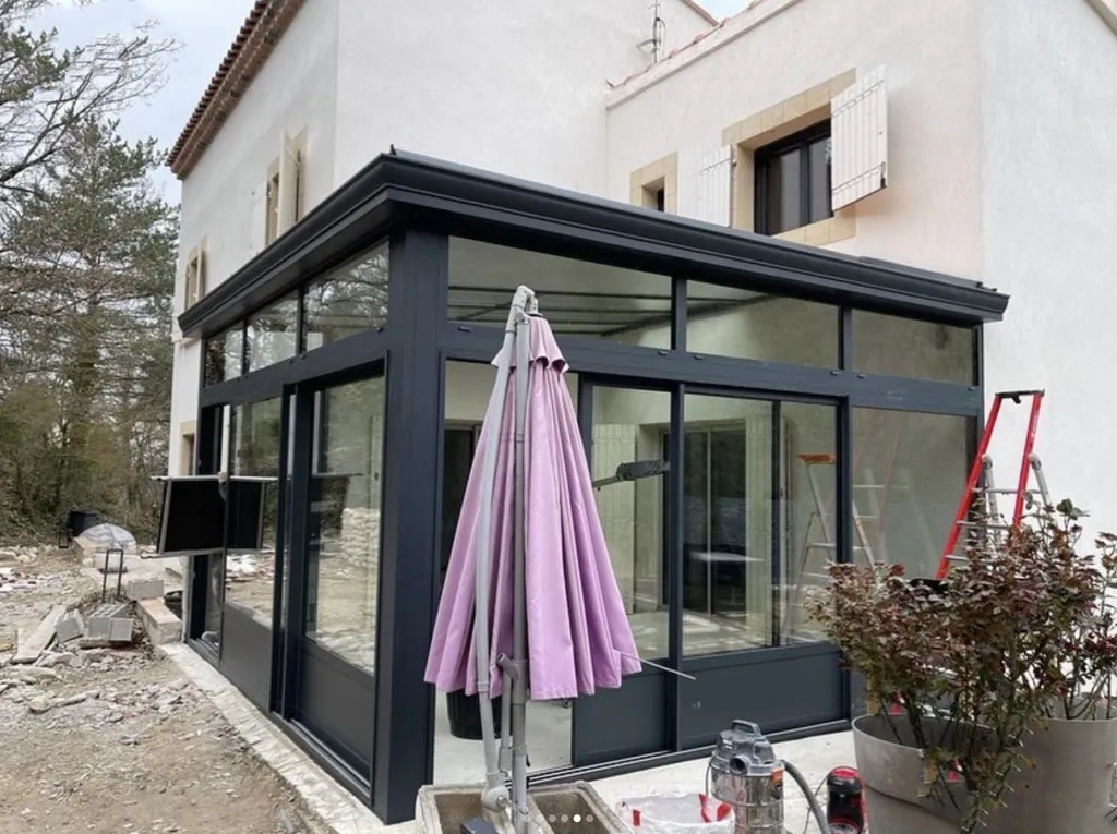 véranda en aluminium Technal de couleur noire près d' Aix en Provence