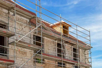 Pourquoi un nettoyage façade régulier prolonge la durée de vie d’un bâtiment en ville à Toulouse