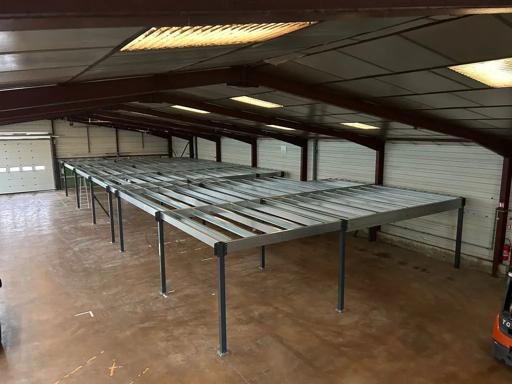 Montage d'une mezzanine industrielle à Toulouse
