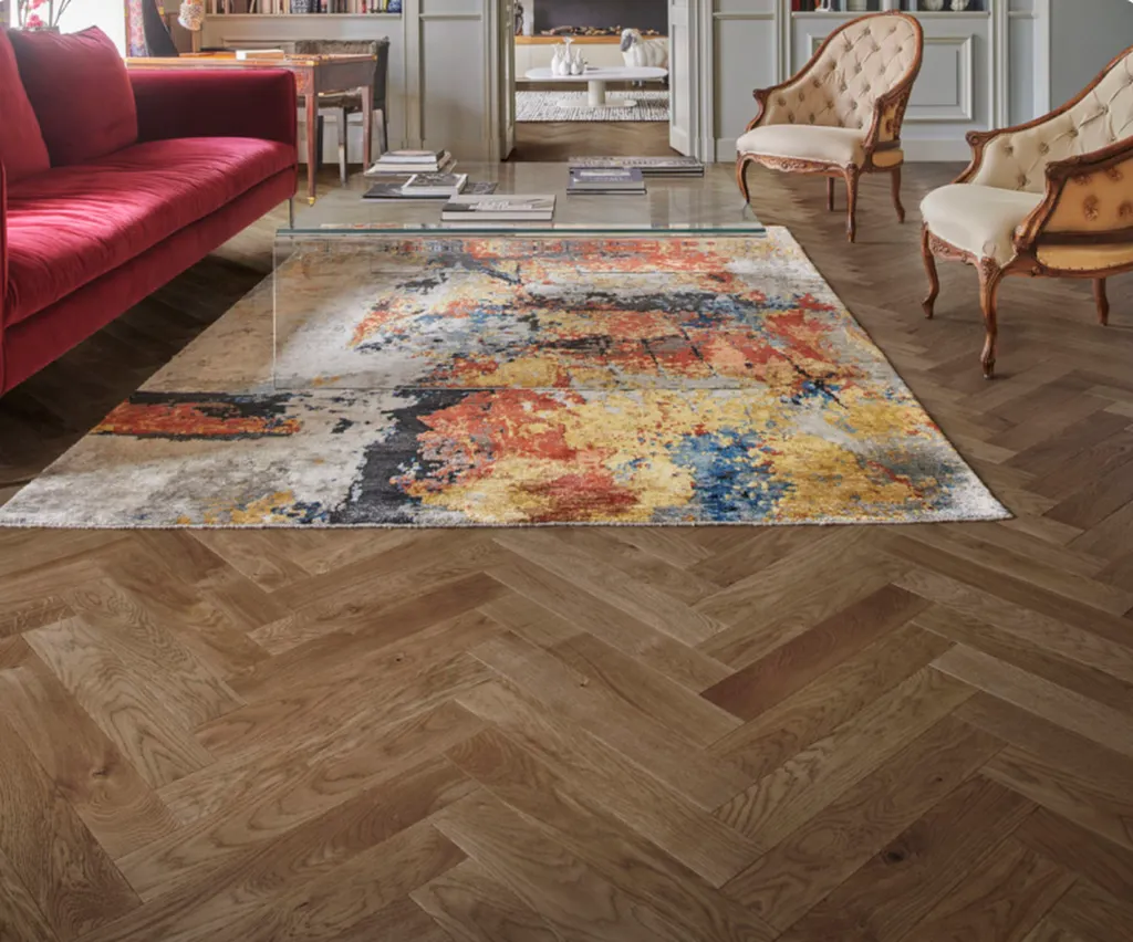 Parquets massifs et contrecollés pour pose en bâton rompu, sélection premium présentée dans nos salles d’exposition à Tourville-la-Rivière proche de Rouen 76. 