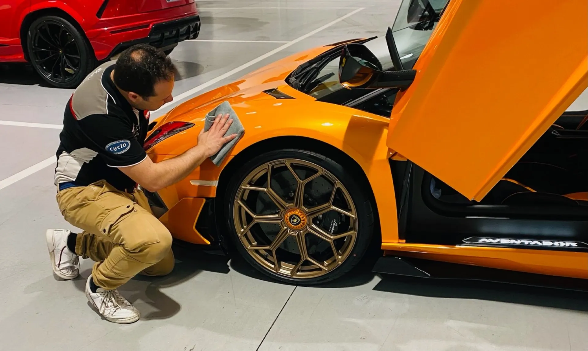 Polissage et traitement céramique sur la Lamborghini SVJ grise, rendant la carrosserie aussi brillante que possible tout en créant une couche protectrice contre les contaminants environnementaux