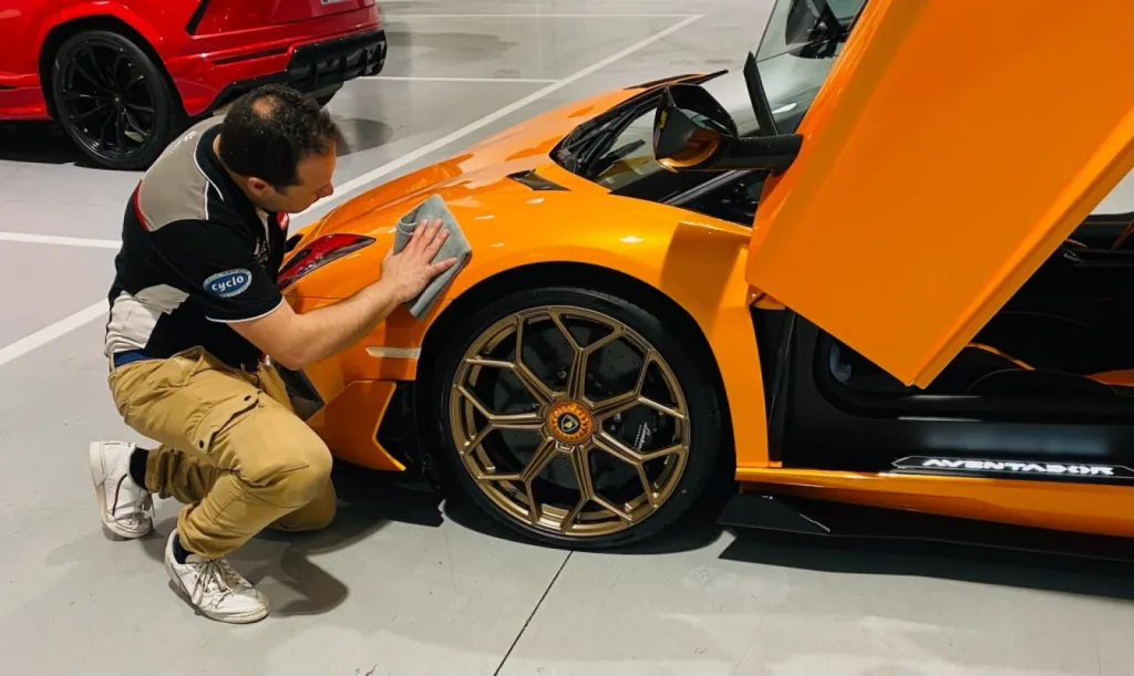 Polissage et traitement céramique sur la Lamborghini SVJ grise, rendant la carrosserie aussi brillante que possible tout en créant une couche protectrice contre les contaminants environnementaux