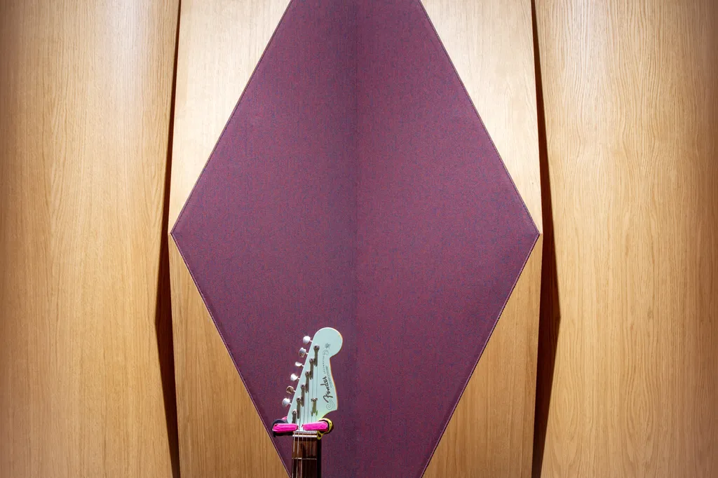 Détail acoustique du Studio Universeul : AKIKO ARCHITECTURE compose un mur en pointe de diamant pour une diffusion équilibrée du son, alliance de bois clair et textile Texaa Pavage