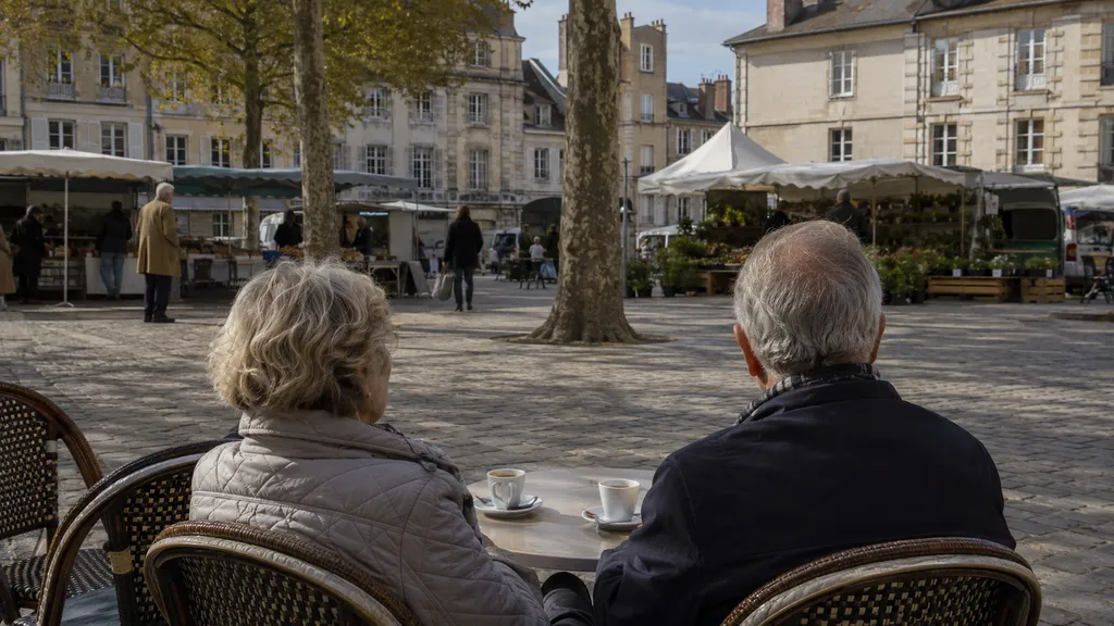 Terrasse d'un café du centre de Fontainebleau en fin de matinée