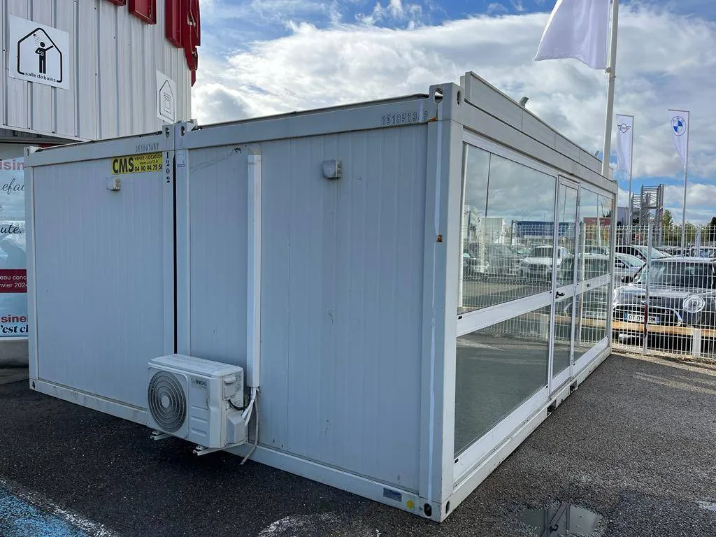 Location structure modulaire  pour un showroom Temporaire pour Cuisinella à Arles