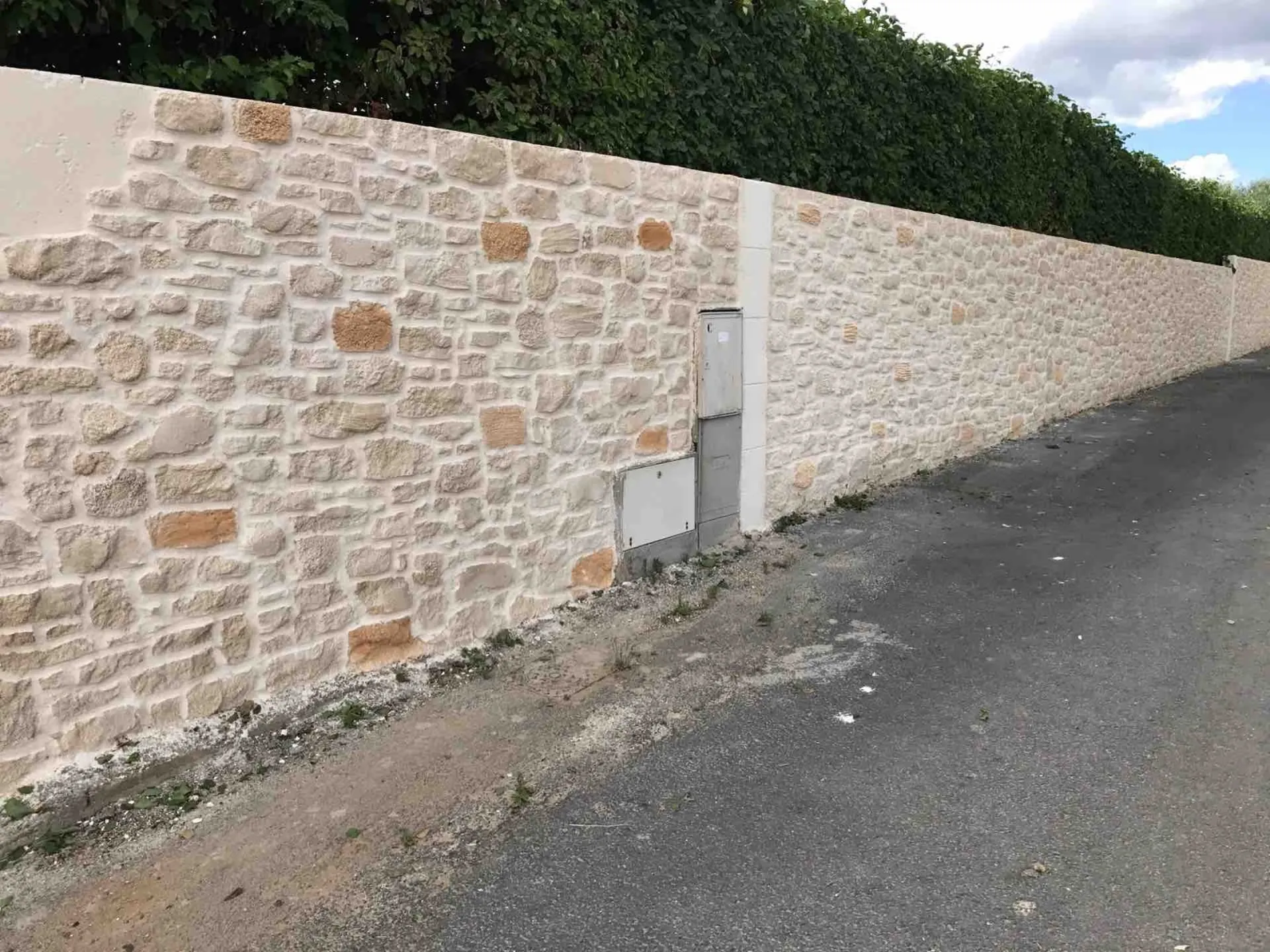 Clôture en pierre taillée avec cascade  et motif à Alignan du vent dans l'Hérault