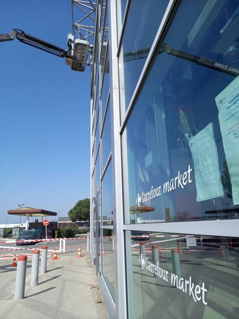 nettoyage de vitres à pertuis grande enseigne carrefour