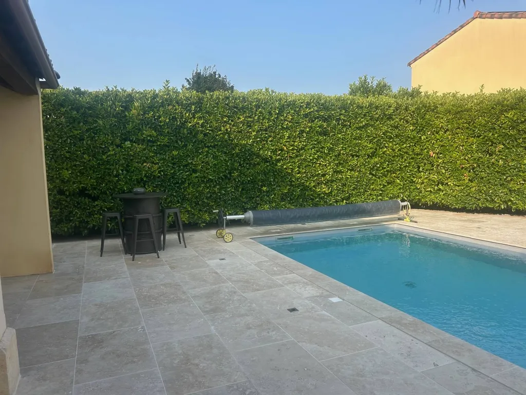 TERRASSE PISCINE EN TRAVERTIN BEIGE 1ER CHOIX CLASSIC MIX AU FORMAT 90*60*1.5CM