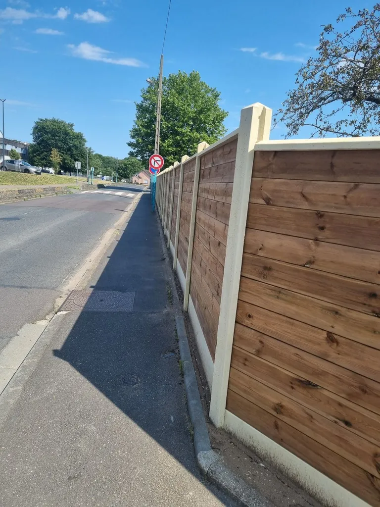Installation de Clôture mixte béton bois, Panneaux de soubassement minéral et Palissades occultantes à Cormeilles dans l’Eure 27 et ses communes limitrophes de Normandie