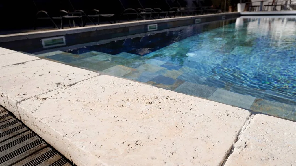 MARGELLES PISCINE EN TRAVERTIN BEIGE 1ER CHOIX CLASSIC