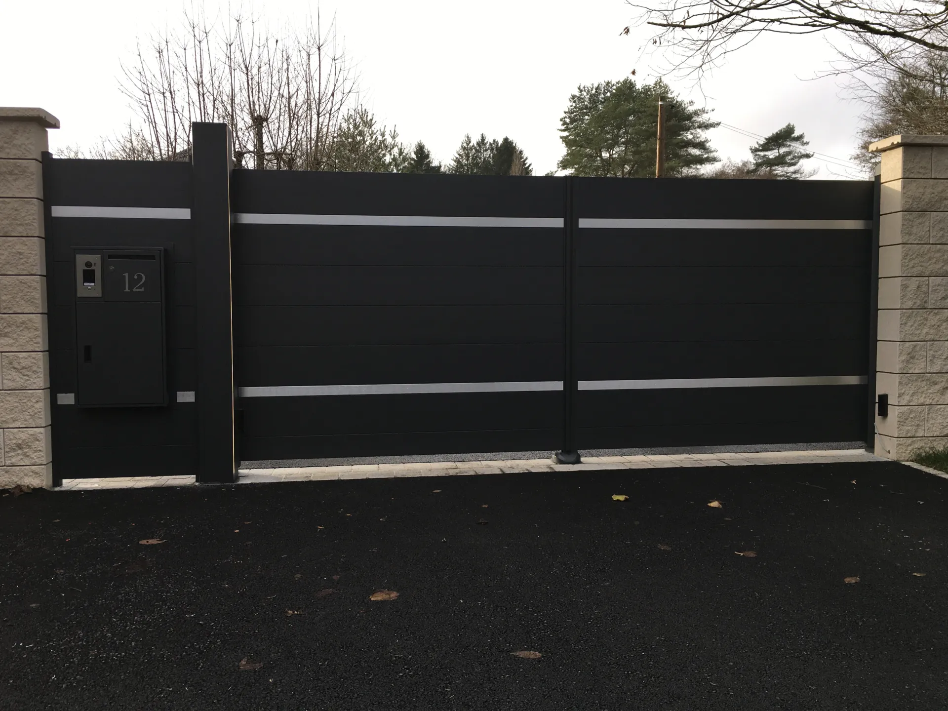 Installation d'un portail de 4m x 1.80m en alu effet inox gris platine avec vidéophone à Urcerey proche de Belfort