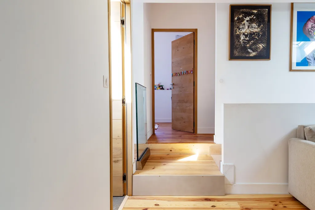 Circulation entièrement recomposée par AKIKO ARCHITECTURE dans cette maison du quartier Bastide, profitant de la lumière naturelle amenée par la surélévation en ossature bois