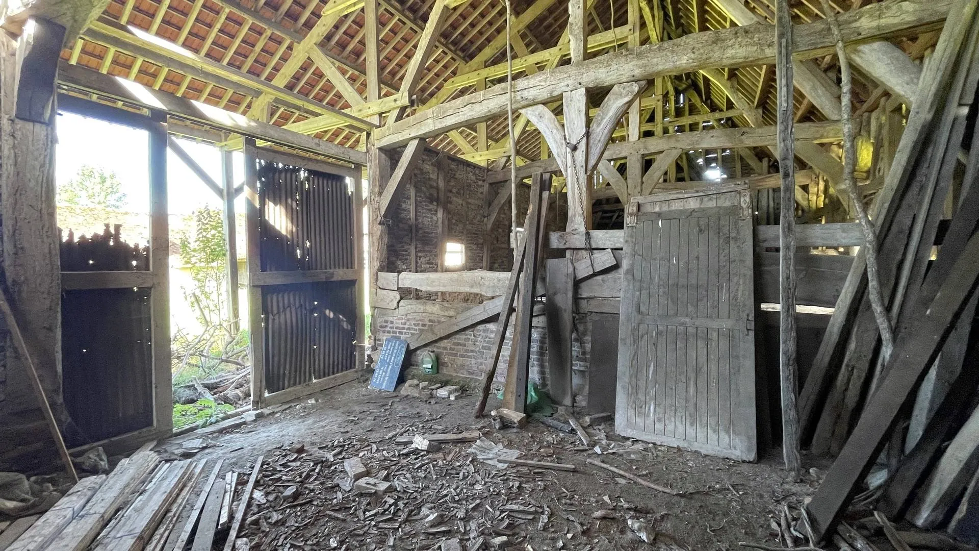 Bien authentique à vendre en Normandie, secteur Pays de Bray : Maison à fort potentiel avec grange, boxes et longère attenante à réhabiliter.