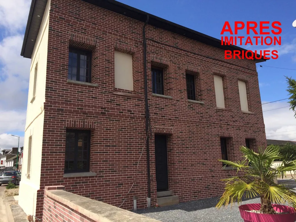 Très belle façade extérieure en brique rouge à Neufchâtel-en-Bray 76.