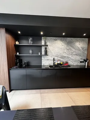 cuisine haut de gamme et sur mesure avec finitions noyer, Fénix et granit