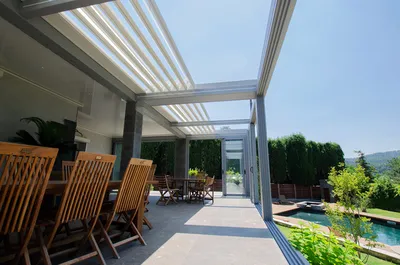 Ciel Ouv'air® : la seule pergola rétractable isolée pour profiter pleinement de votre terrasse en toutes saisons.