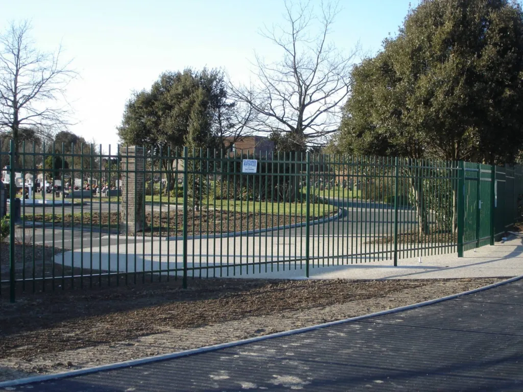 Fermeture d'un cimetière en grille barreaudée au Havre 76