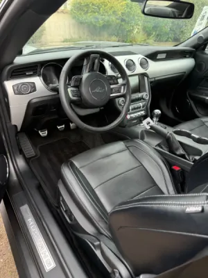 Detailing complet haut de gamme avec une rénovation intérieure et extérieure d’une Ford Mustang à Andrézieux Bouthéon