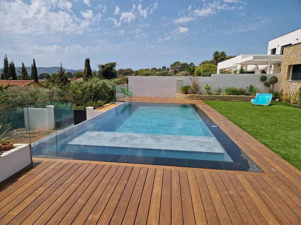 Construction d'une piscine miroir en béton à Saint-Tropez dans le Var