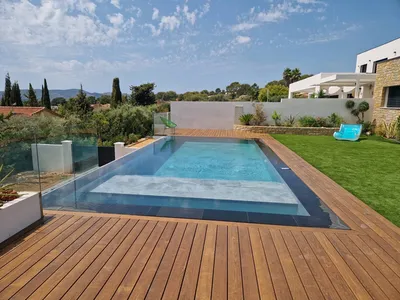 Construction d'une piscine miroir en béton à Saint-Tropez dans le Var