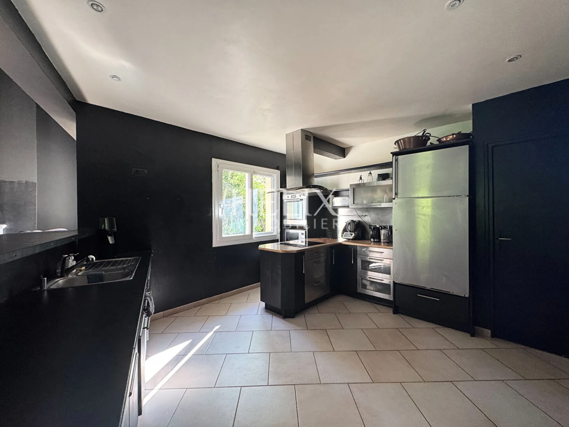 A vendre Orgeval , exceptionnelle maison de 350 M2 édifiée sur un terrain arboré de 1056 m2 avec une piscine extérieur, le calme absolu.