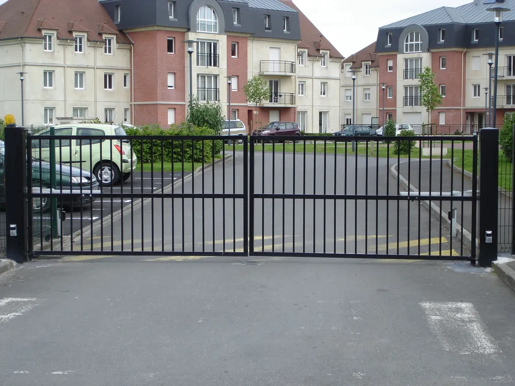 Installation de Portail de copropriété motorisé, Sécurisation d'accès et Fermetures collectives à Pont-l'Évêque dans le Calvados 14 et ses Alentours