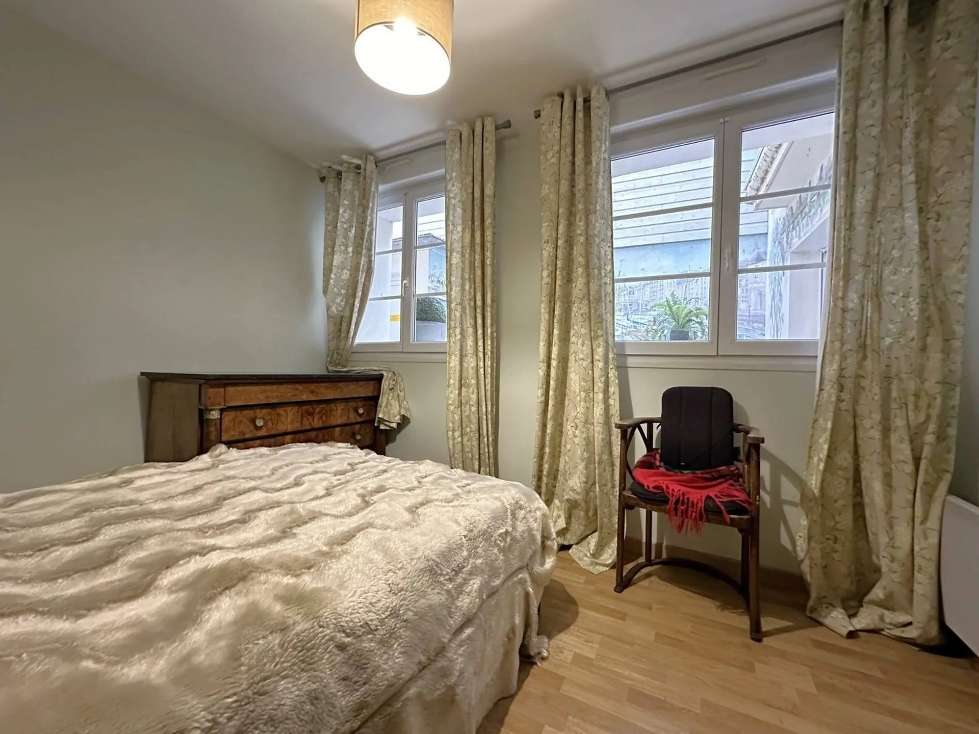 **Appartement en bord de mer avec suite parentale à vendre** : Suite parentale spacieuse de 25 m², offrant un espace privé et confortable pour les résidents, présenté par Terres Et Demeures De Normandie.