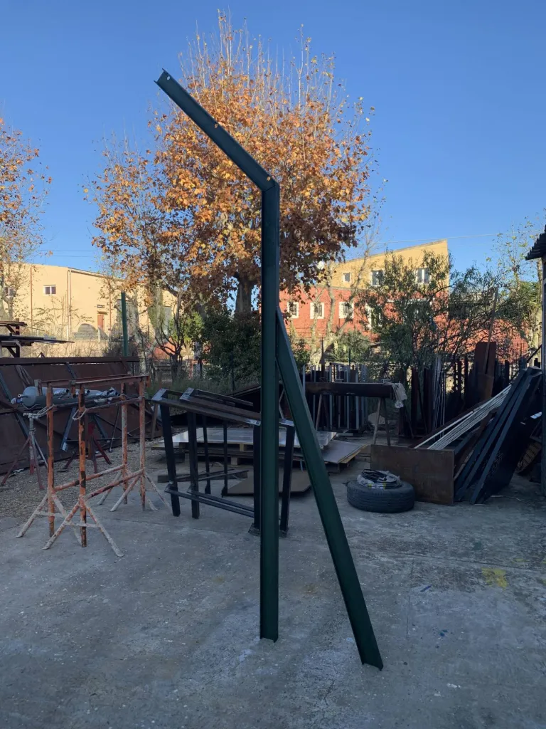 FABRICATION POTEAU EN ACIER AVEC BRACON ET PORTE FIL BARBELE REALISE SUR MESURE POUR CLOTURE INDUSTRIELLE A MARTIGUES 