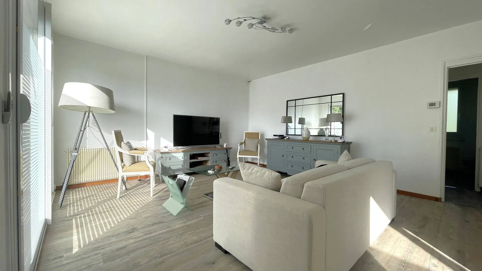 Maison à vendre avec séjour lumineux à Dieppe : Entrée ouvrant sur un séjour lumineux.