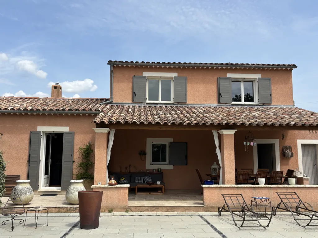Pose de volets battants à cadre aluminium, lames isolées RAL 7039 à Saint-Saturnin-lès-Apt – Rénovation sur gonds existants avec pentures réglables