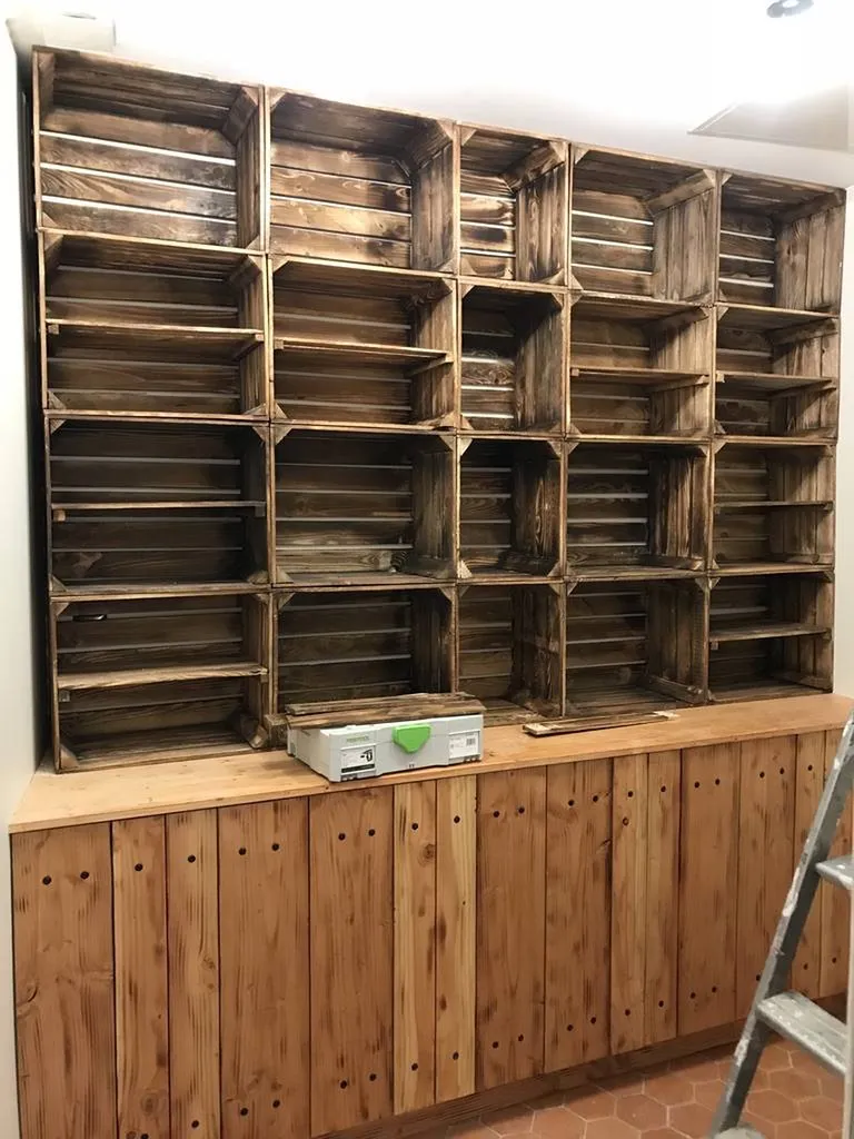 Aménagement d’un cellier dans le Libournais en Gironde avec placard en partie basse, plan de travail et calettes de pommes en partie hautes, recoupées et ajustées sur mesure!