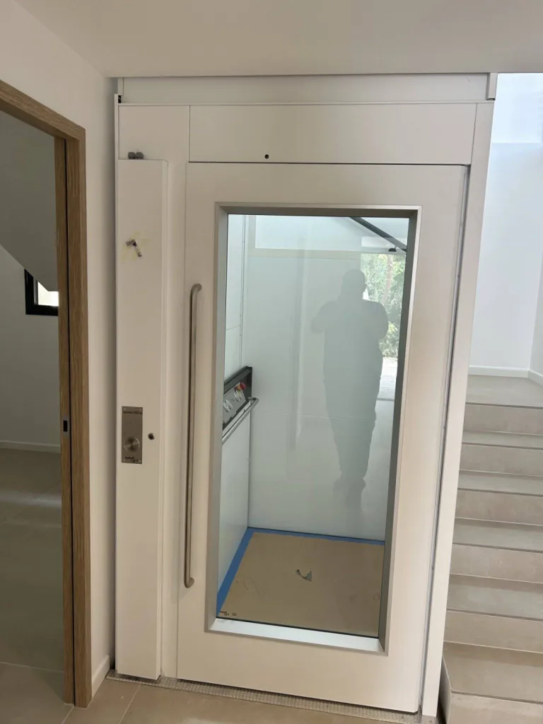 L'ascenseur de maison NAMILIFT PL400 avec son armoire électrique qu'il faut chercher pour la trouver sur 2 niveaux entre Marseille & Toulon