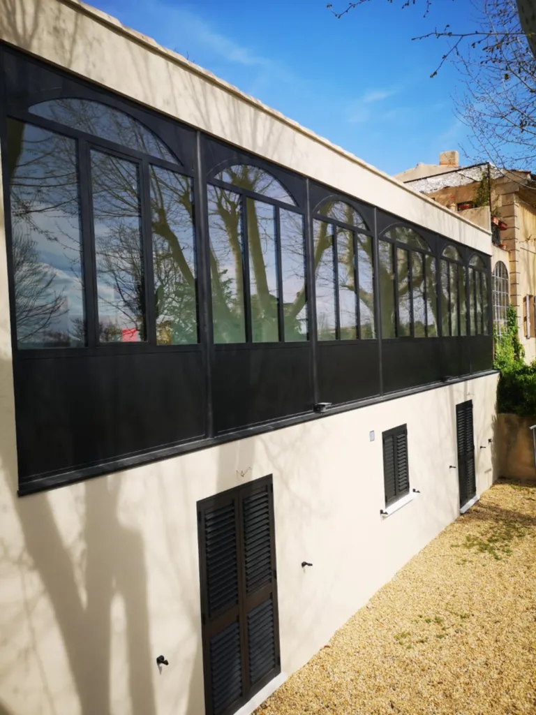 Fabrication d’une verrière acier XXL à Aix-en-Provence – rénovation d’une ancienne orangeraie avec design cintré et vitrage haute performance