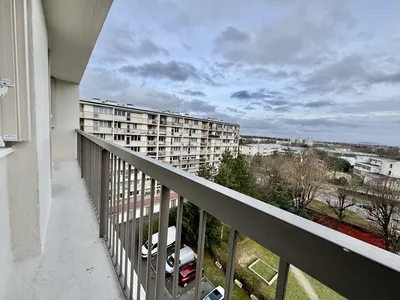 Location Le Pecq d'un appartement meublé, balcon une vue dégagée un gardien, ascenseur
