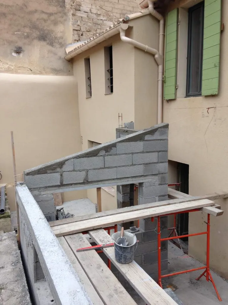 Elévation des murs  - Réalisation d'une extension d'une maison de ville à Salon de Provence 13300